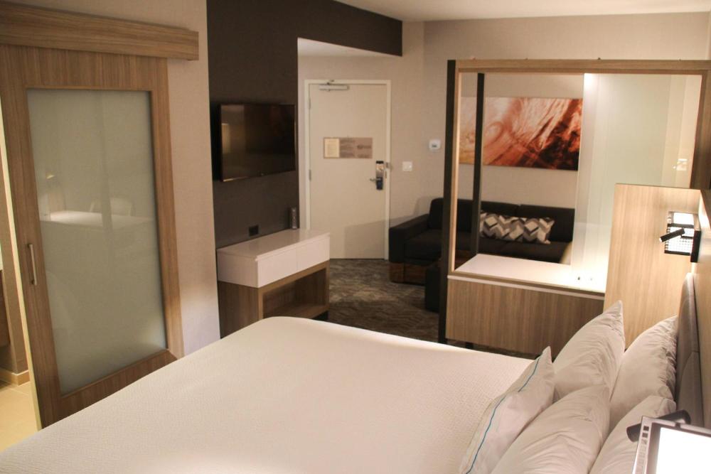 King Suite with Bathtub and Trundle Sofa - Mobility Access/Communication Assistance interior